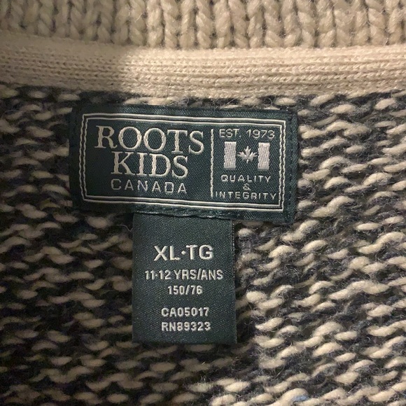 Boys “Cabin Shawl” button-down Roots cardigan. Boys xl but also fits women’s xs - Picture 6 of 7